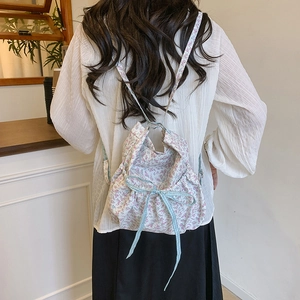 Sac à main floral à cordon avec motif de fleurs mauves et lanières à carreaux bleus