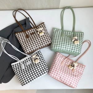 Checkerboard tote bags in four colors with bear charms for fashionable commuting