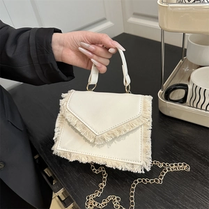 Sac à Épaule à Gland pour Femmes Petit Sac à Bandoulière Carré à la Mode Avec Poignée de Chaîne en Métal Denim Cuir Rétro