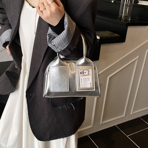 Sac à main Boston argenté métallisé style vintage Y2K avec deux poches avant chic