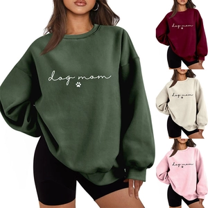 Dettaglio dei pullover dog mom nei colori verde scuro, bordeaux, beige e rosa chiaro