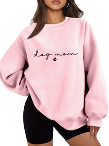 Dettaglio felpa rosa Dog Mom con stampa a zampa e scritte grafiche per donna