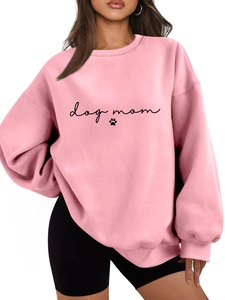 Dettaglio del testo Dog Mom e impronta di zampa su felpa in cotone rosa oversize