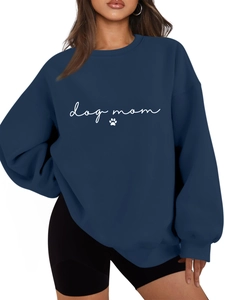 Dettaglio della felpa blu navy dog mom con scritta bianca e motivo a zampa
