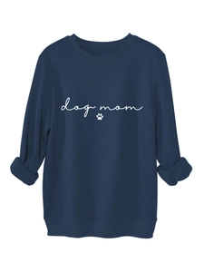 Dettaglio della scritta dog mom e zampa su felpa blu navy spessa con polsini arrotolati