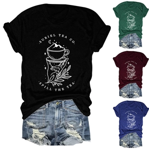 Vue détaillée de l'imprimé graphique Suriel Tea Co sur plusieurs options de T-shirts