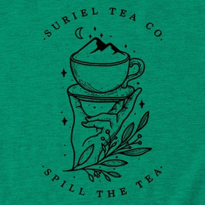 Détail de l'imprimé Suriel Tea Co sur T-shirt vert montrant une main et une lune