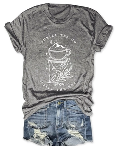 T-shirt gris Suriel Tea Co. avec graphique spill the tea et short en jean à plat