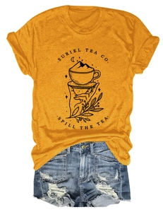 T-shirt SURIEL TEA CO jaune moutarde à plat avec un short en jean bleu délavé usé