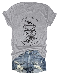 Détail du t-shirt graphique Suriel Tea Co et short en jean avec bords effilochés