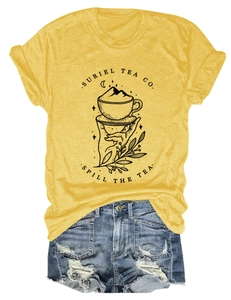 T-shirt jaune en coton avec imprimé et short en jean vieilli posés à plat