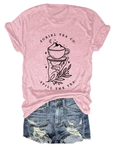 Détail du t-shirt rose en coton avec motif Suriel Tea Co. et short en jean délavé