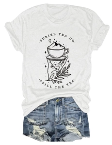 Détail de l'imprimé graphique Suriel Tea Co sur t-shirt blanc avec short en jean usé