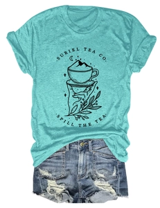 T-shirt graphique bleu Tiffany Suriel Tea Co avec short en jean à plat sur fond blanc