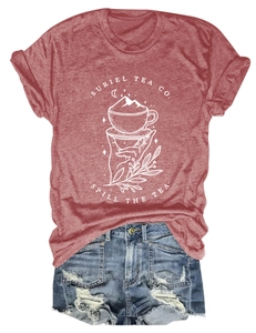 Détail du t-shirt graphique terre cuite et du short en jean usé avec texture rétro