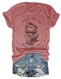 Gros plan du t-shirt graphique Suriel Tea Co avec short en jean vieilli