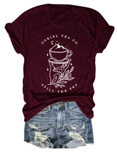 Détail du motif Suriel Tea Co sur t-shirt bordeaux avec imprimé spill the tea