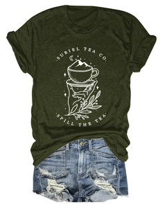 Détail d'un t-shirt vert foncé avec motif Suriel Tea Co et short en jean vieilli