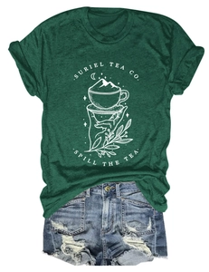 Vue détaillée de l'imprimé graphique Suriel Tea Co sur un t-shirt vert foncé