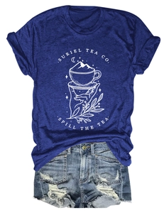 Ensemble t-shirt bleu marine à motif et short en jean effiloché posé à plat