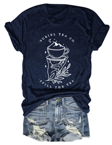 Mise à plat de t-shirt bleu marine avec motif Suriel Tea Co et short en jean vieilli