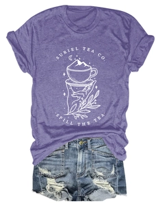 Détail de l'imprimé graphique Suriel Tea Co sur t-shirt mauve avec short en jean usé