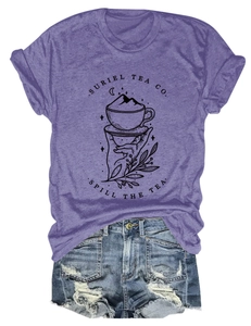 Vue détaillée du t-shirt lavande avec imprimé graphique et short en jean vieilli