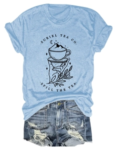 Détail du t-shirt graphique bleu clair Suriel Tea Co et du short en jean déchiré