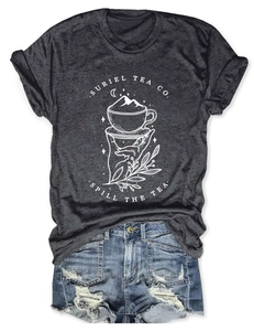 Vue à plat du t-shirt gris foncé Suriel Tea Co. avec imprimé et short en jean vieilli