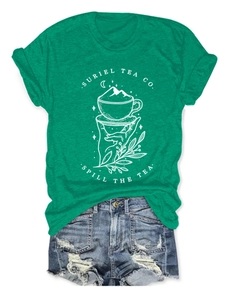 Mise à plat d'un T-shirt vert en coton avec imprimé blanc et short en jean vieilli