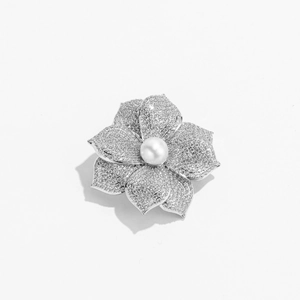Broche fleur à cinq pétales avec cristaux brillants et une perle d'eau douce blanche au centre