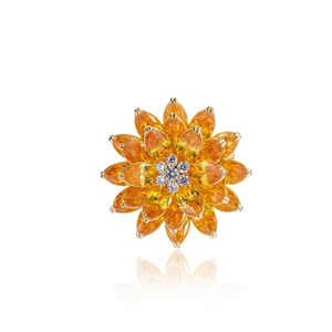 Détail d'une broche lotus à trois couches avec pierres jaunes marquises et placage d'or