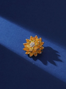 Détail macro de broche lotus des neiges à trois couches avec pierres jaunes et diamants