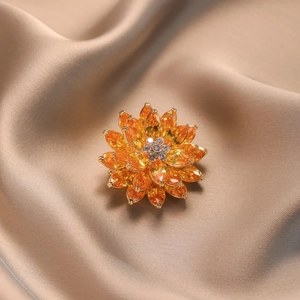 Broche fleur de lotus des neiges à trois couches avec gemmes oranges sur soie