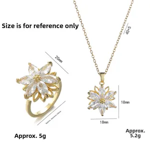 Goldenes Schmuckset mit rotierenden Zirkonia-Blüten bestehend aus offenem Ring und Halskette