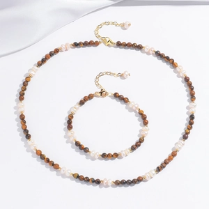 Ensemble collier en perles baroques et oeil de tigre avec fermoir doré et chaîne élégante