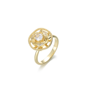 Macro d'une bague rose dorée évidée avec pierre centrale claire et pétales scintillants