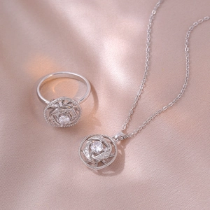 Parure collier et bague fleur rotative en acier argenté avec des accents de zircon
