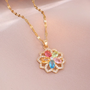 Collana a fiore dorata con petali di zircone colorati su seta rosa di alta qualità