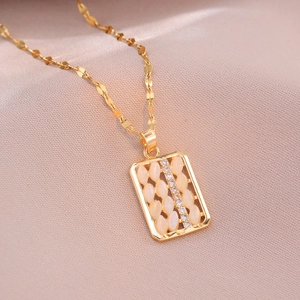 Collier ras du cou doré élégant avec pendentif en œil de chat et chaîne à paillettes