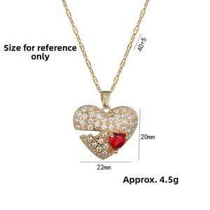 Détail du pendentif cœur avec oxydes de zirconium et gemme rouge, taille 22mm et chaîne 40cm