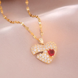 Collier avec pendentif cœur doré orné de cristaux et d'une pierre rouge