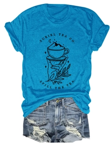 Détail de l'imprimé graphique Suriel Tea Co. sur un t-shirt bleu chiné en coton