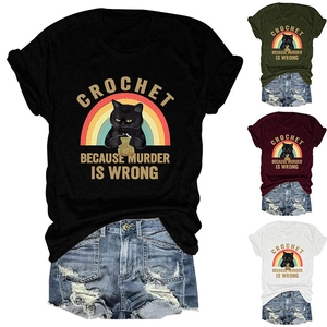 Détails des t-shirts colorés avec motif de chat au crochet et texte humoristique