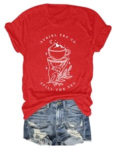 Détail du t-shirt graphique rouge Suriel Tea Co avec un short en jean usé