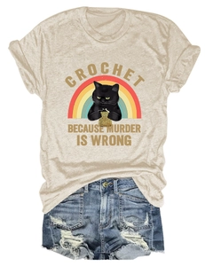 T-shirt beige à plat avec motif de chat au crochet et texte de design arc-en-ciel