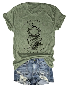 Détail de l'imprimé graphique Suriel Tea Co sur un t-shirt en coton chiné vert
