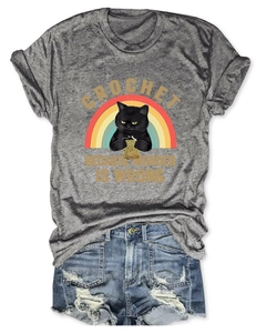 Ensemble t-shirt chat crochet et short en jean vieilli style flat lay estival
