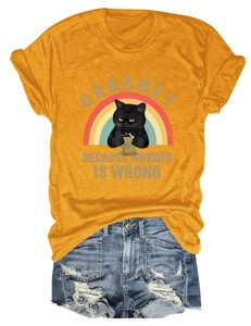 Détail du t-shirt jaune avec imprimé chat et texte Crochet because murder is wrong dessus