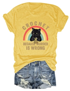 Détail d'un t-shirt jaune avec imprimé chat au crochet et short en jean vieilli usé